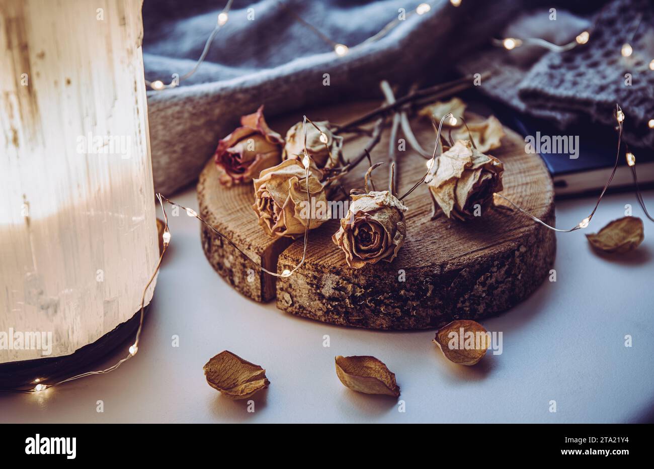 Using dead flowers in home decor in interior is bad Feng Shui. Dried