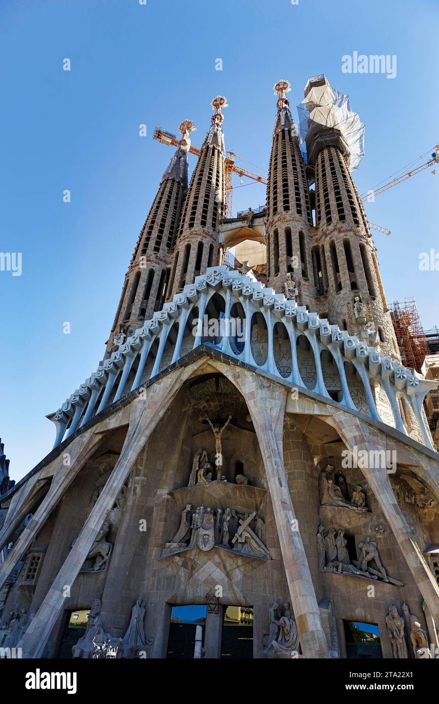 Sagrada Familia, construction cranes, construction site in August 2016
