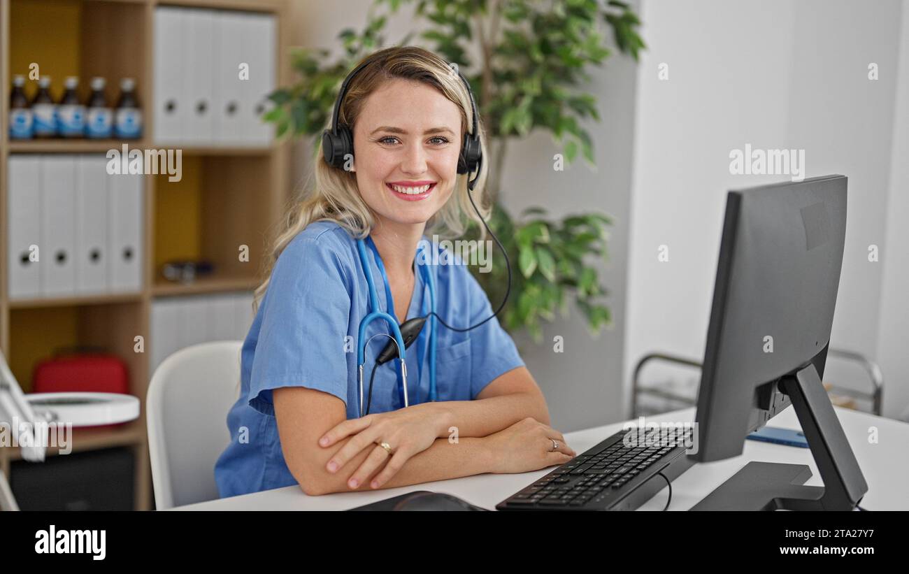 How Docor Use Computer Doctor computer headphones hi-res stock photography and images - Alamy