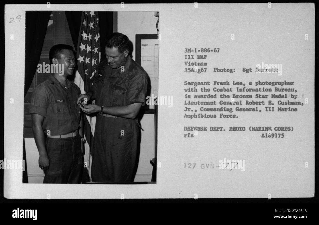 Sgt. Frank Lee, a Combat Information Bureau photographer, receives the Bronze Star Medal in a ceremony on August 25, 1967. Lieutenant General Robert E. Cushman, Jr., the Commanding General of the III Marine Amphibious Force, awards the medal to Sgt. Lee in Vietnam. (Photograph: Sgt. Barrett - U.S. Department of Defense) Stock Photo
