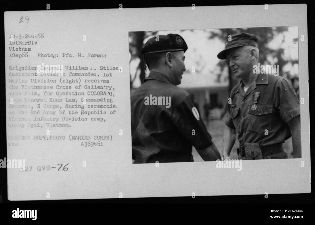 Brigadier General William Stiles, Assistant Division Commanders of the 1st Marine Division, receives the Vietnamese Cross of Gallantry with Palm from General Xuan Lam, Commanding General, I Corps, during a ceremony at the 2nd Army of the Republic of Vietnam Infantry Division camp in Ng ilgai, Vietnam. Stock Photo
