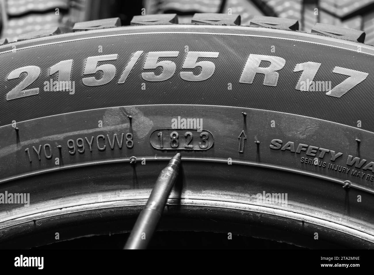 Tire side view with indication of tire width and height, wheel diameter