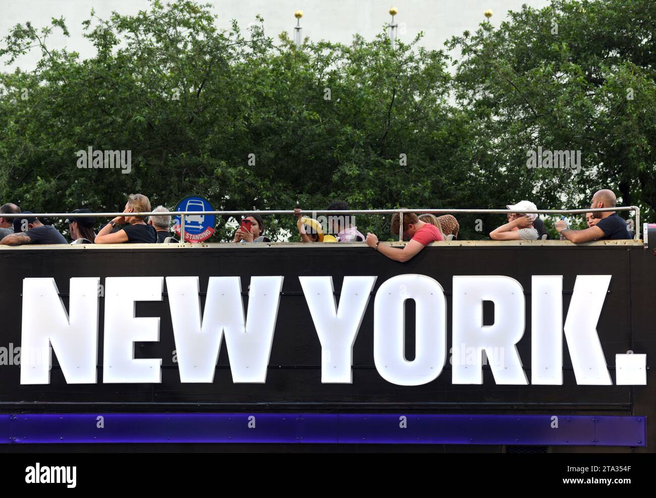 New york city bus stop hi-res stock photography and images - Alamy