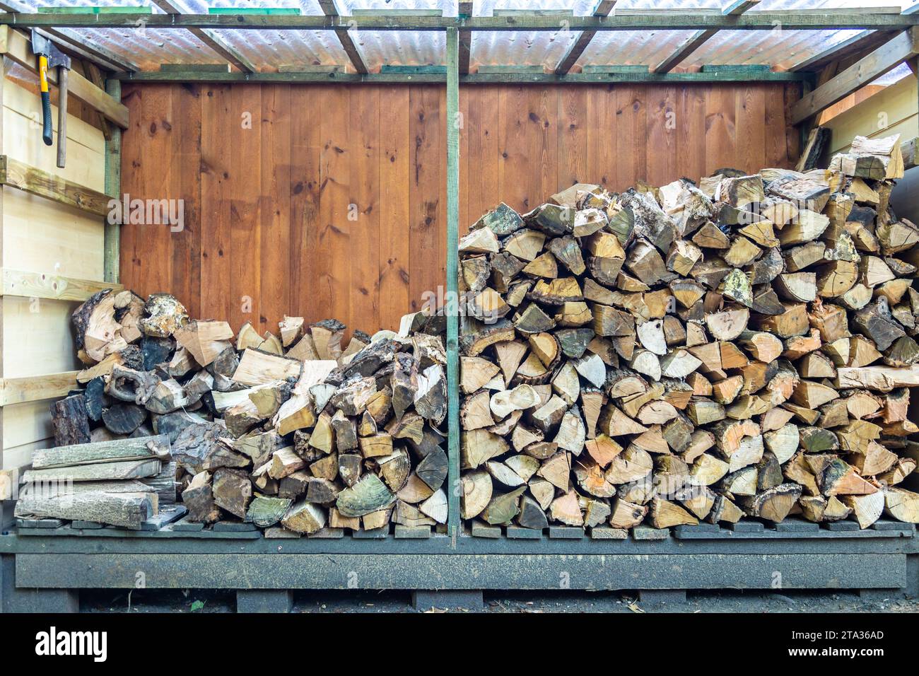 Brennholz gestapelt im Garten Vorrat für den Winter Stock Photo