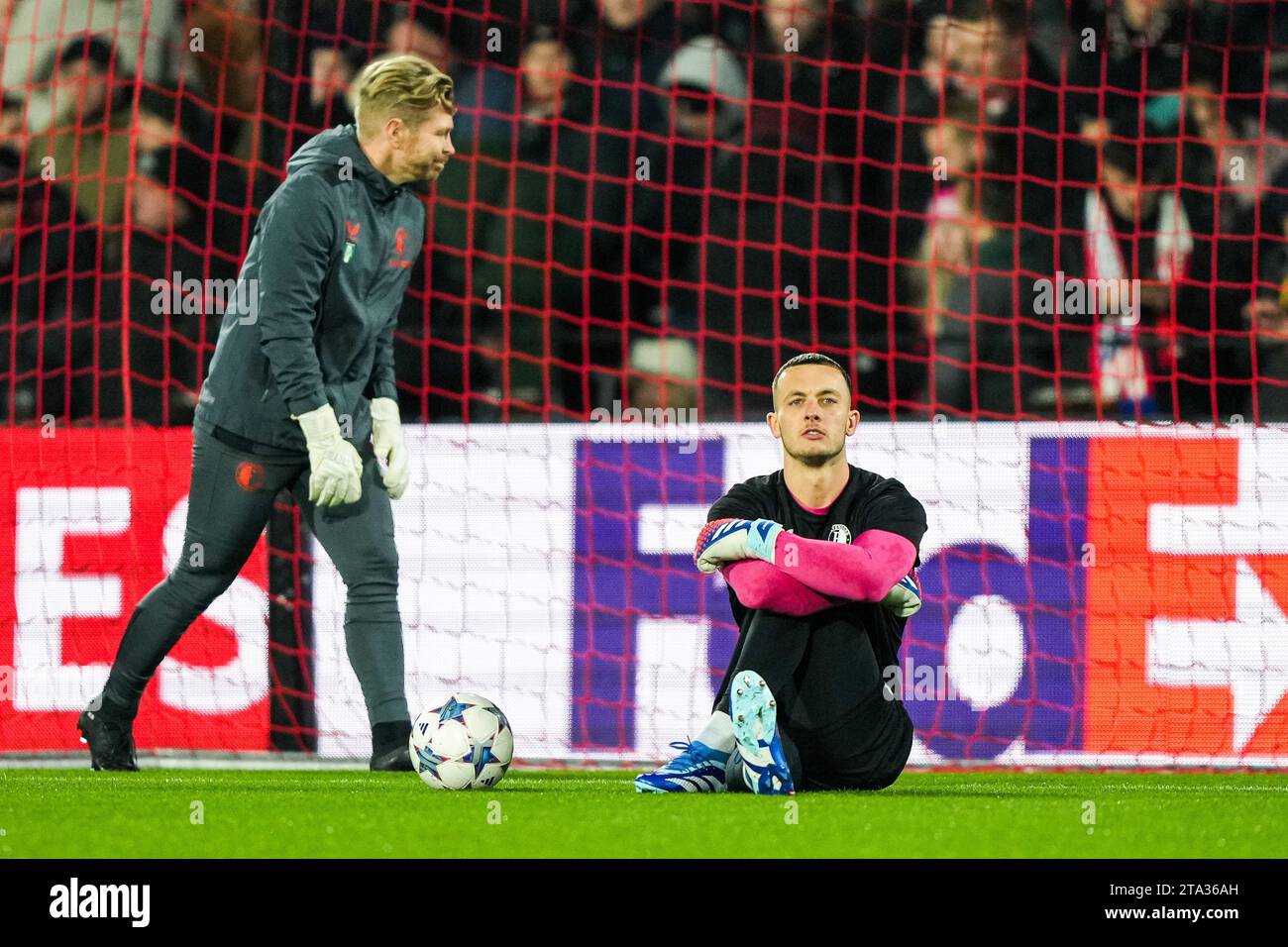 Rotterdam, The Netherlands. 28th Nov, 2023. Rotterdam - Feyenoord goalkeeper trainer Jyri Nieminen, Feyenoord keeper Justin Bijlow during the 5th leg of the UEFA Champions League group stage between Feyenoord v Atletico Madrid at Stadion Feijenoord De Kuip on 28 November 2023 in Rotterdam, The Netherlands. Credit: box to box pictures/Alamy Live News Stock Photo