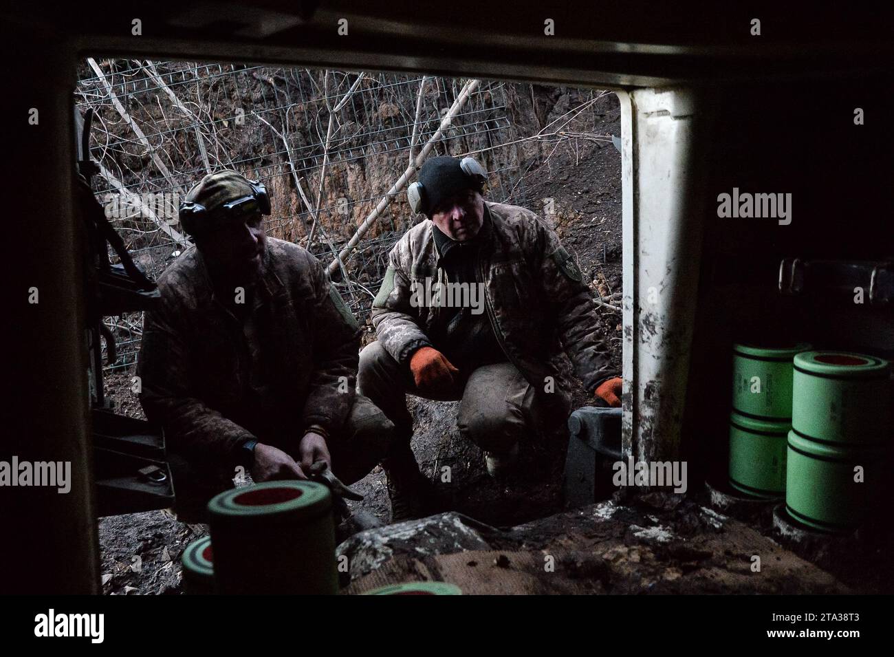 Kyiv, Donetsk Oblast, Ukraine. 28th Nov, 2023. Ukrainian soldiers load ammunition into the M109 for a fire mission. Despite Russian and Ukrainian attempts to break through in the region, artillery continues to work outside Bakhmut. (Credit Image: © Madeleine Kelly/ZUMA Press Wire) EDITORIAL USAGE ONLY! Not for Commercial USAGE! Stock Photo