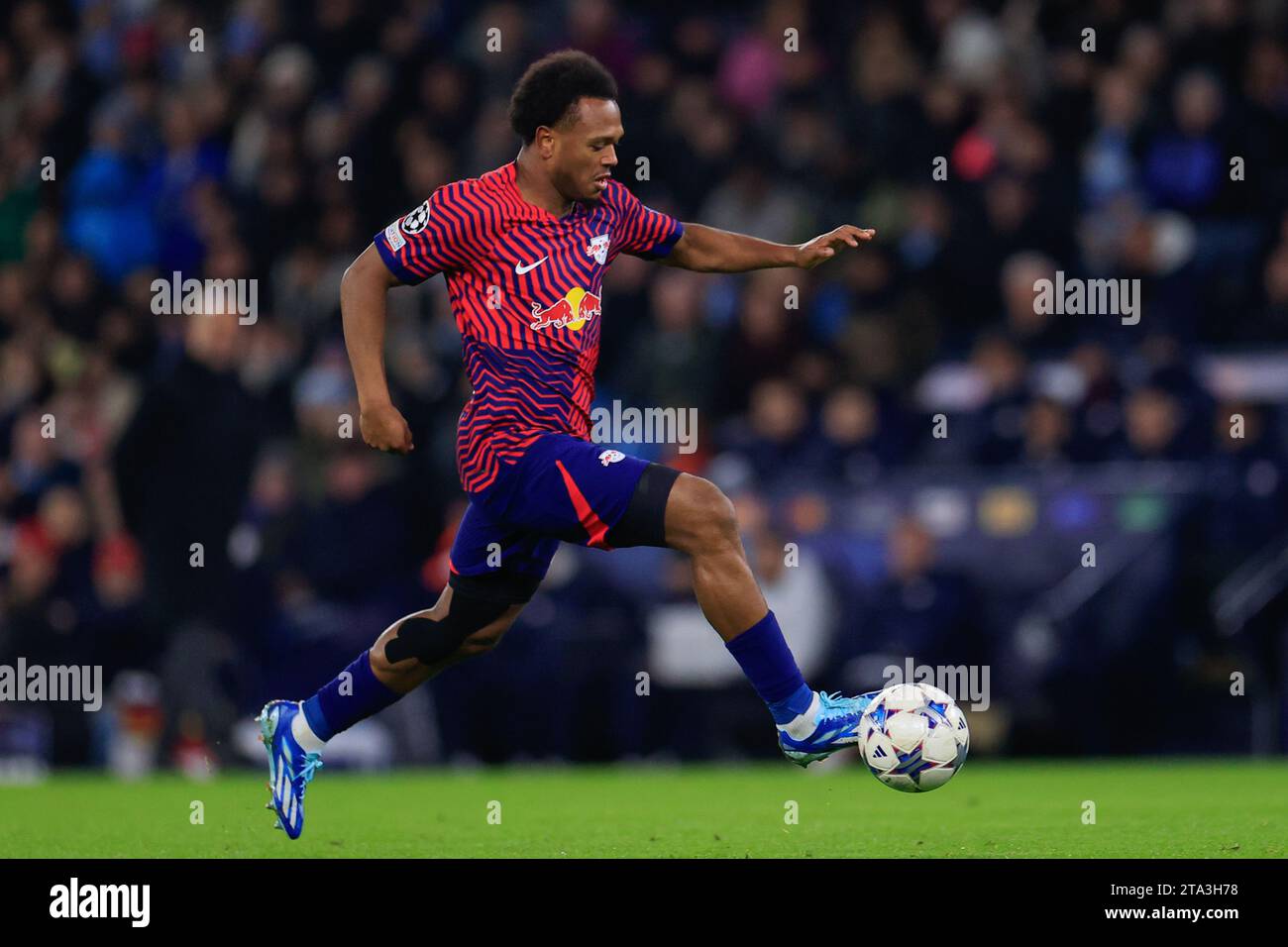 Loïs Openda of RB Leipzig controls the ball during the UEFA