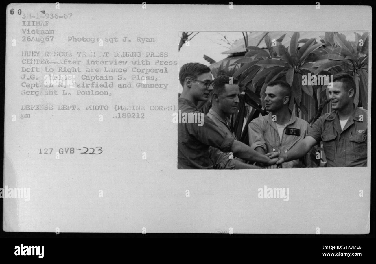 Vietnam war huey troops Black and White Stock Photos & Images - Alamy