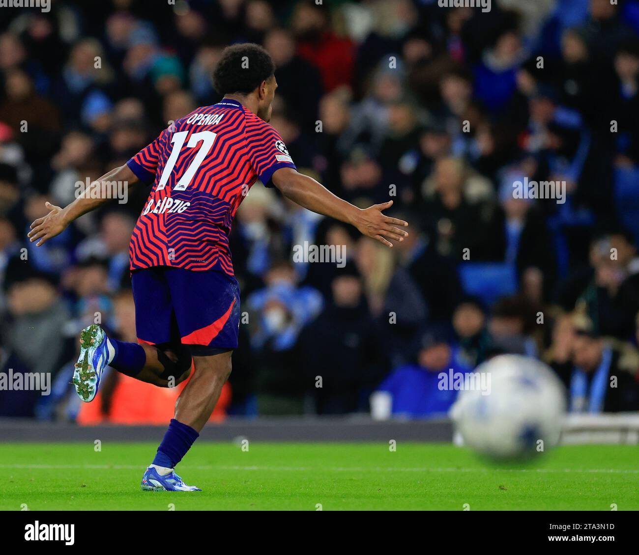 Loïs Openda of RB Leipzig controls the ball during the UEFA