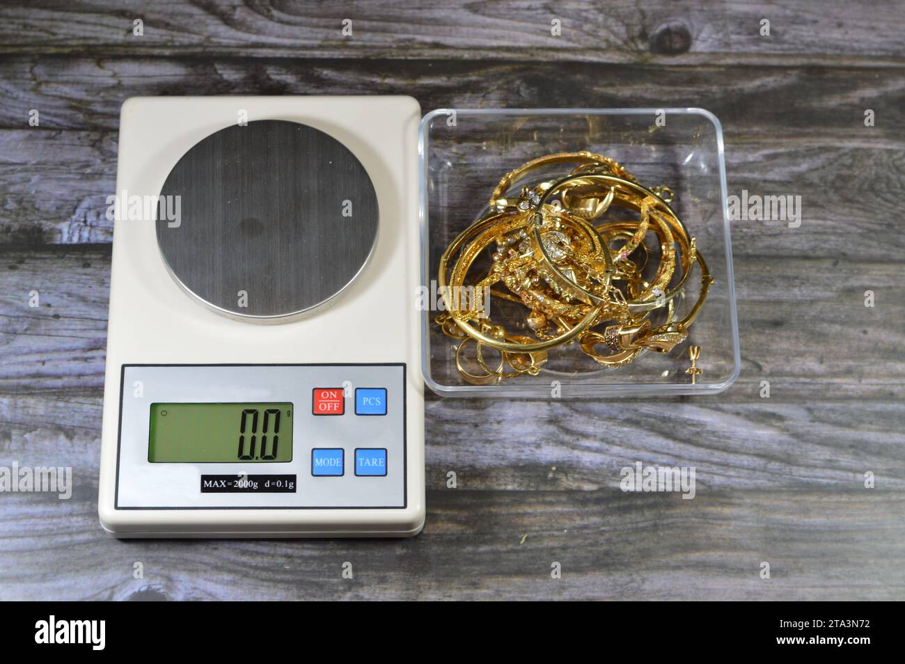 Gold jewelry and chains hi-res stock photography and images - Alamy