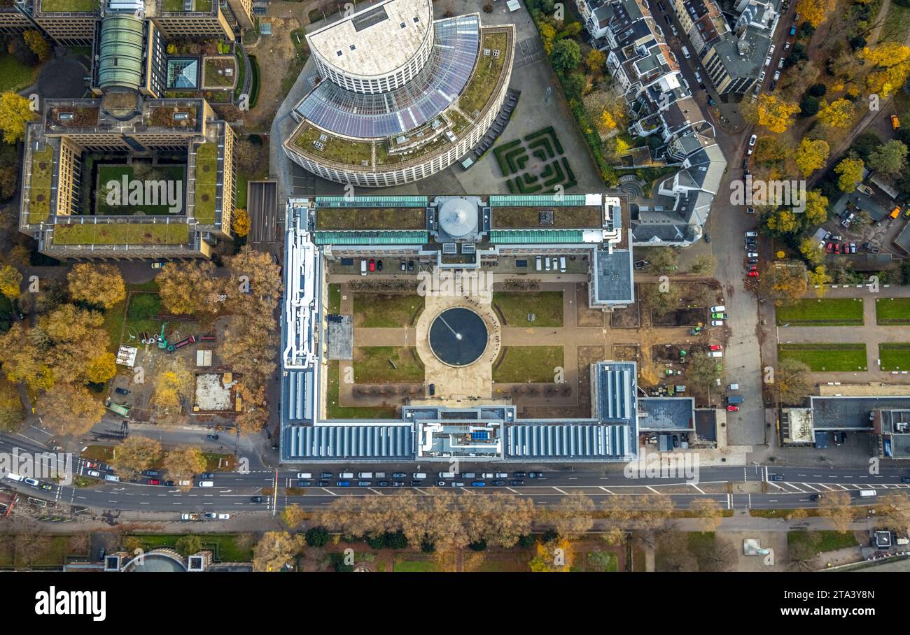 Luftbild, Senkrechtaufnahme vom Kunstmuseum Düsseldorf im Ehrenhof, umgeben von herbstlichen Laubbäumen, Pempelfort, Düsseldorf, Rheinland, Nordrhein-Westfalen, Deutschland ACHTUNGxMINDESTHONORARx60xEURO *** Aerial view, vertical shot of the Kunstmuseum Düsseldorf in the Ehrenhof, surrounded by autumnal deciduous trees, Pempelfort, Düsseldorf, Rhineland, North Rhine-Westphalia, Germany ACHTUNGxMINDESTHONORARx60xEURO Credit: Imago/Alamy Live News Stock Photo