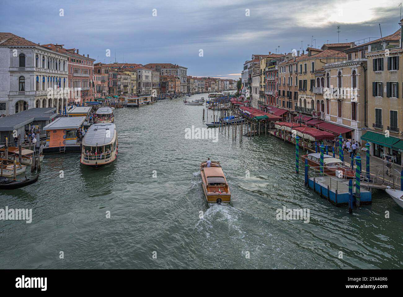 Venice canals gondolas bridges hi-res stock photography and images - Alamy