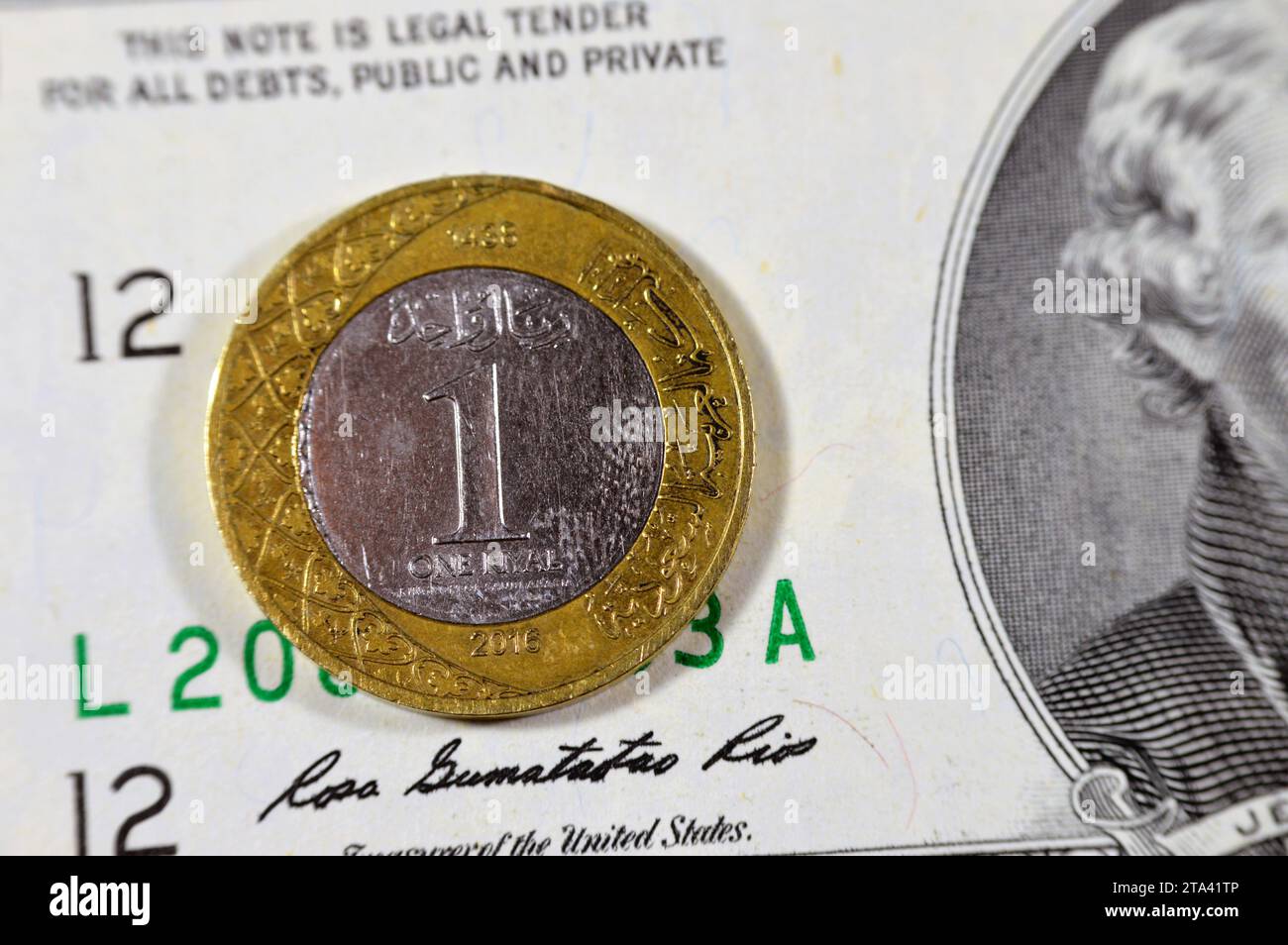 one-saudi-arabia-riyal-coin-year-2016-on-2-american-dollars-usd-paper