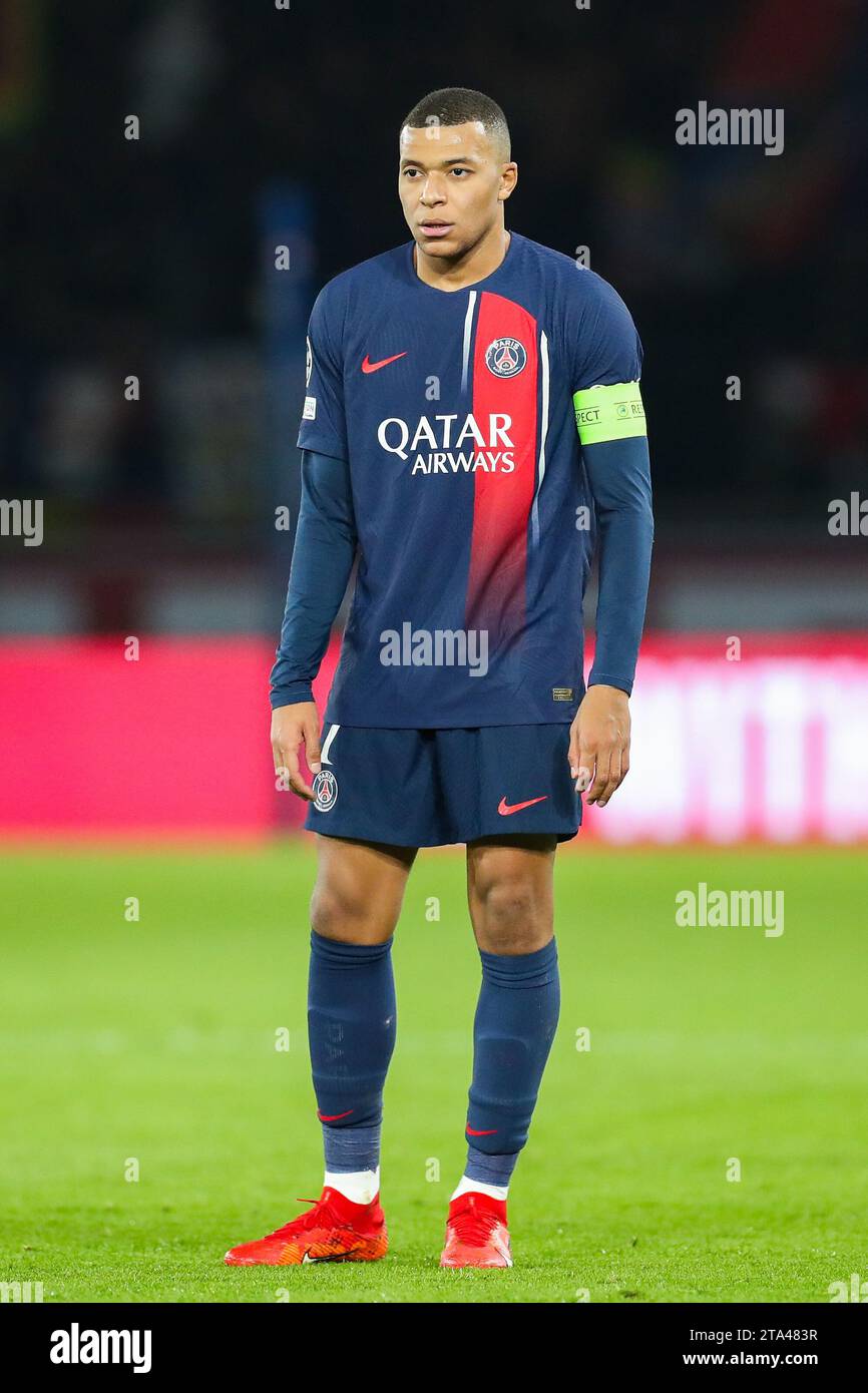 Kylian Mbappé #7 of Paris Saint-Germain makes a break with the