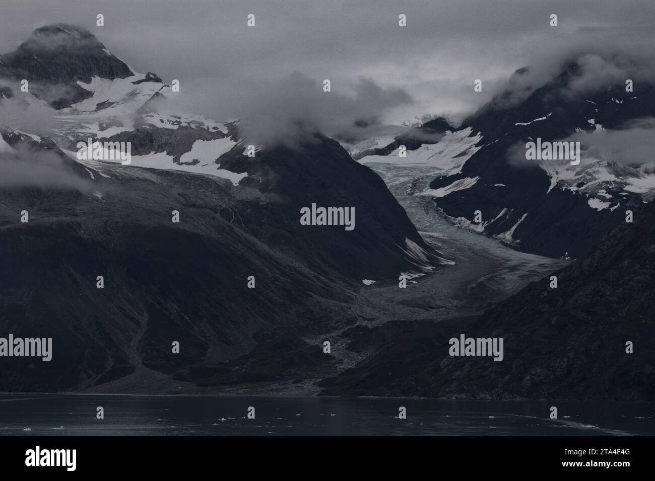 Snow patterns on a mountain Stock Photo - Alamy