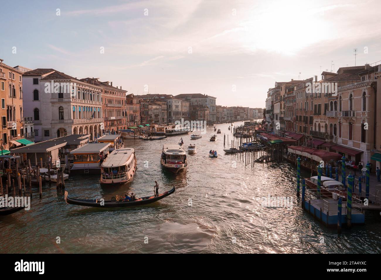 Venice canal bustling boats hi-res stock photography and images - Alamy