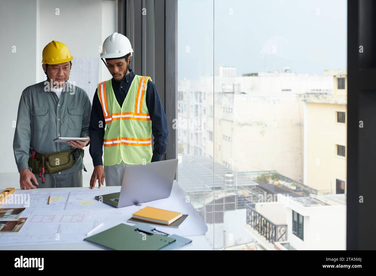 Contractor foreman having meeting hi-res stock photography and images ...