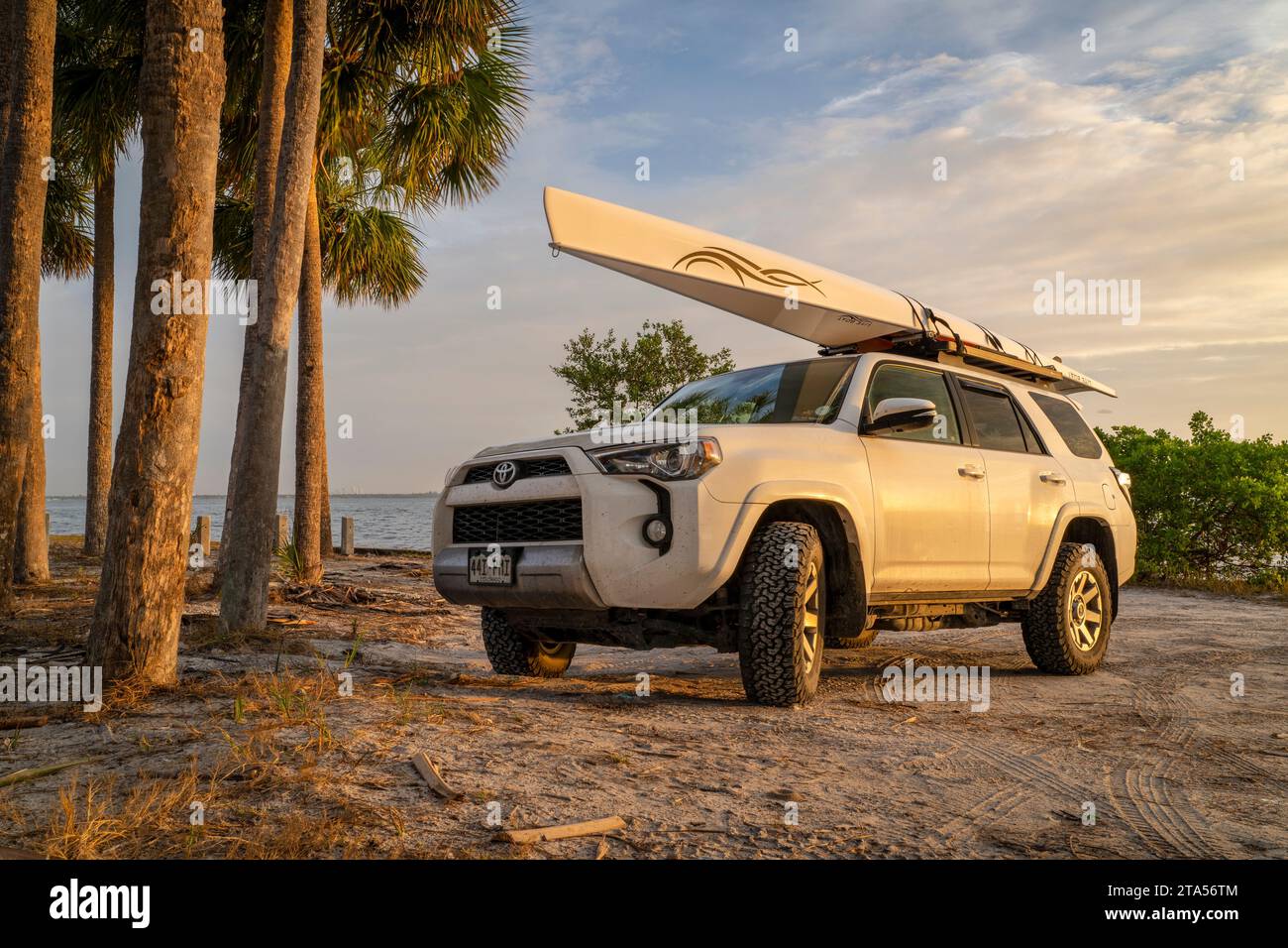 Skyway Beach, FL, USA - November 22, 2023: Toyota 4runner SUV with a rowing shell, LiteRace 1x by Liteboat on roof racks on a Florida beach. Stock Photo
