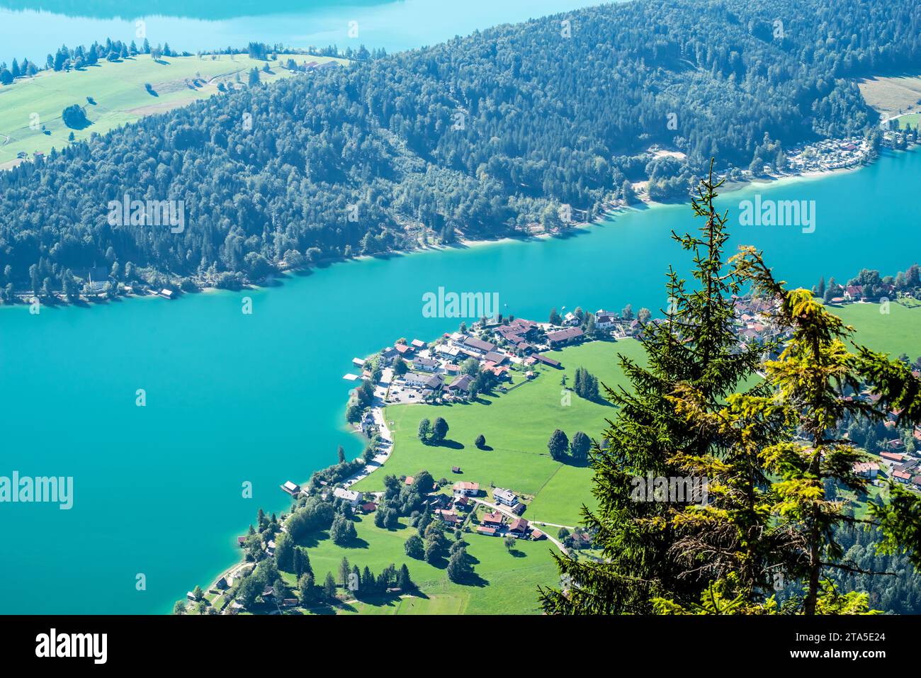 Der Walchensee ist einer der tiefsten (maximale Tiefe: 190 m) und zugleich einer der größten (16,40 km²) Alpenseen Deutschlands. Er liegt 75 km südlic Stock Photo