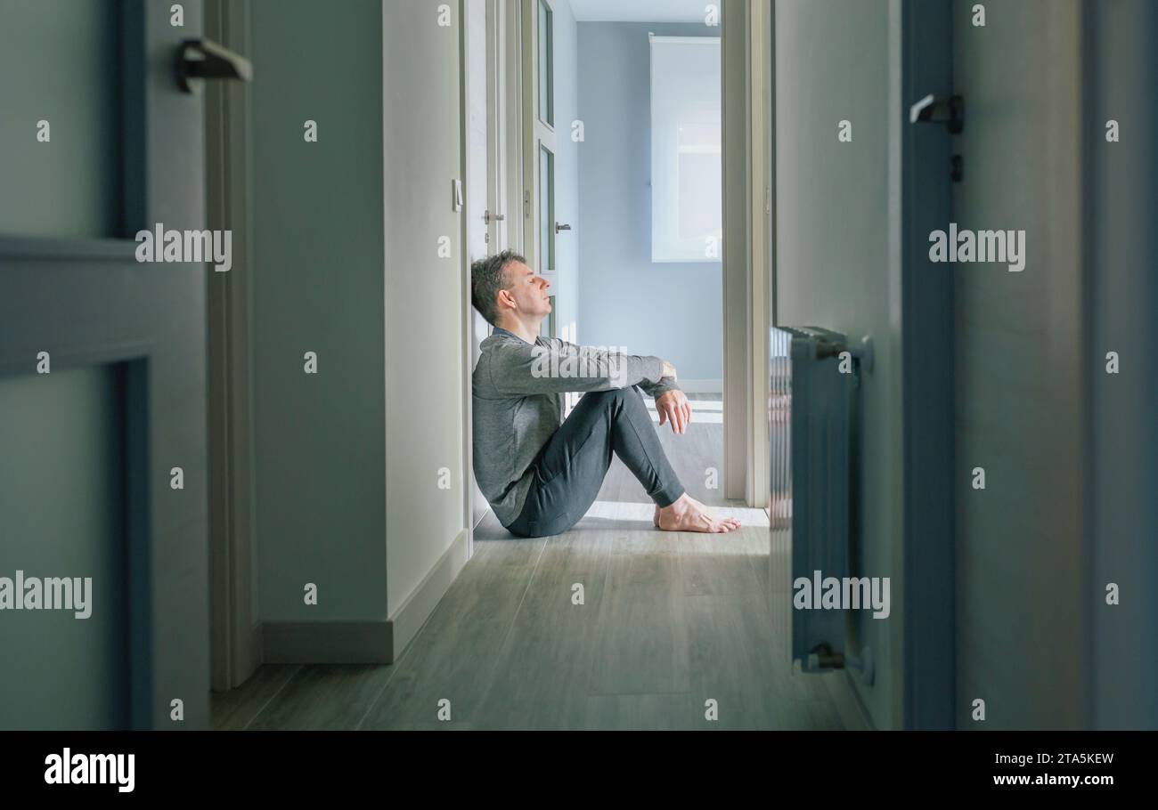 Profile sad man sitting hi-res stock photography and images - Alamy