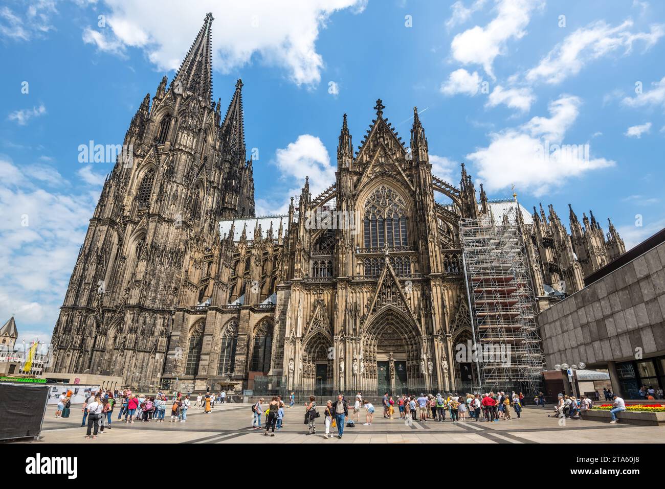 Tourists visiting cologne cathedral hi-res stock photography and images ...