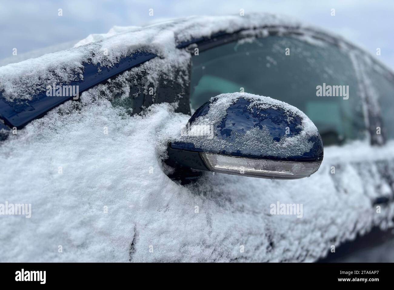 Wintereinbruch in Muenchen-Winter 2023. Schnee und Eis auf einem Auto,  Seitenspiegel, PKW, *** Winter onset in Munich winter 2023 Snow and ice on  a car, side mirror, car, Credit: Imago/Alamy Live News