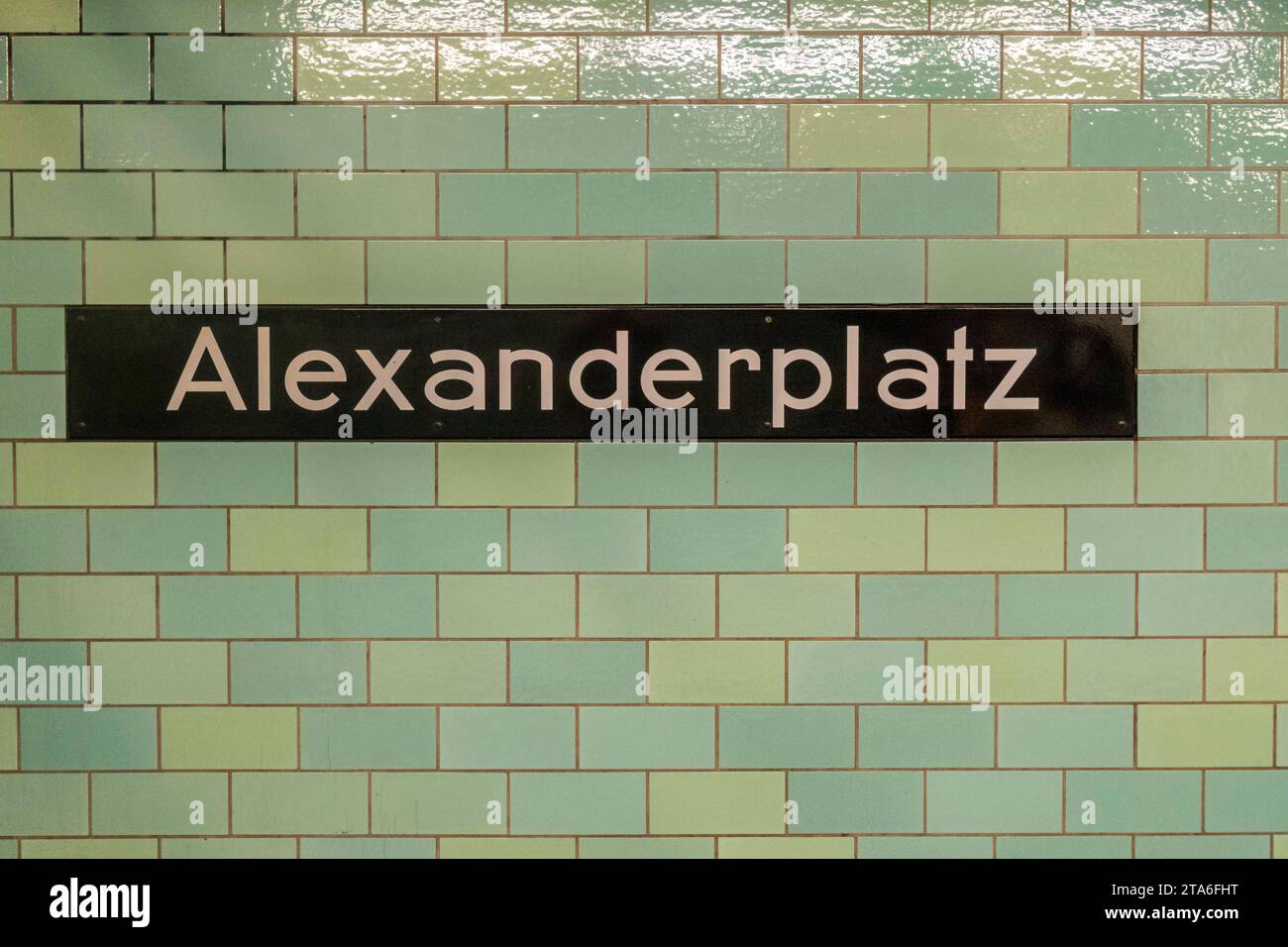u-bahn-station-alexanderplatz-schriftzug-bahnsteig-bvg