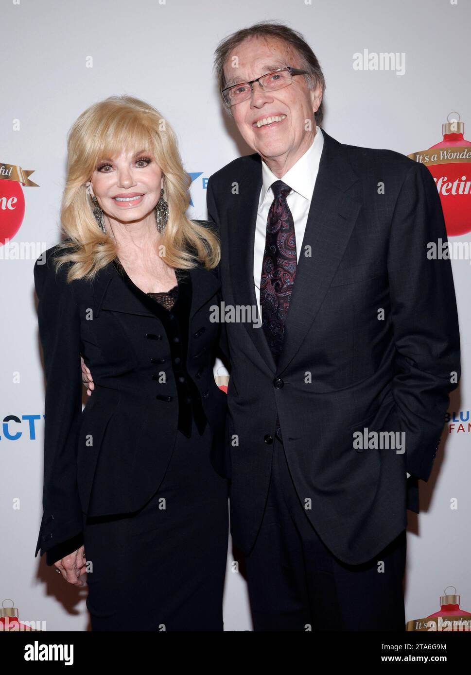 BEVERLY HILLS, CA 0 NOVEMBER 28 Loni Anderson, Bob Flick at Gift Of A Lifetime Red Carpet Event