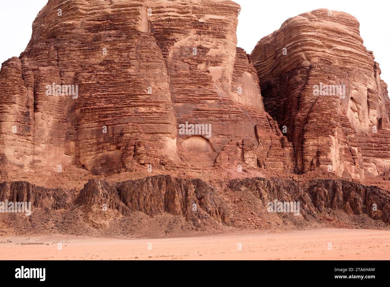 Wadi Rum or Valley of the Moon (UNESCO World Heritage). Sandstone mountain on magmatic rock (black). Geological unconformity (nonconformity). Jordan. Stock Photo
