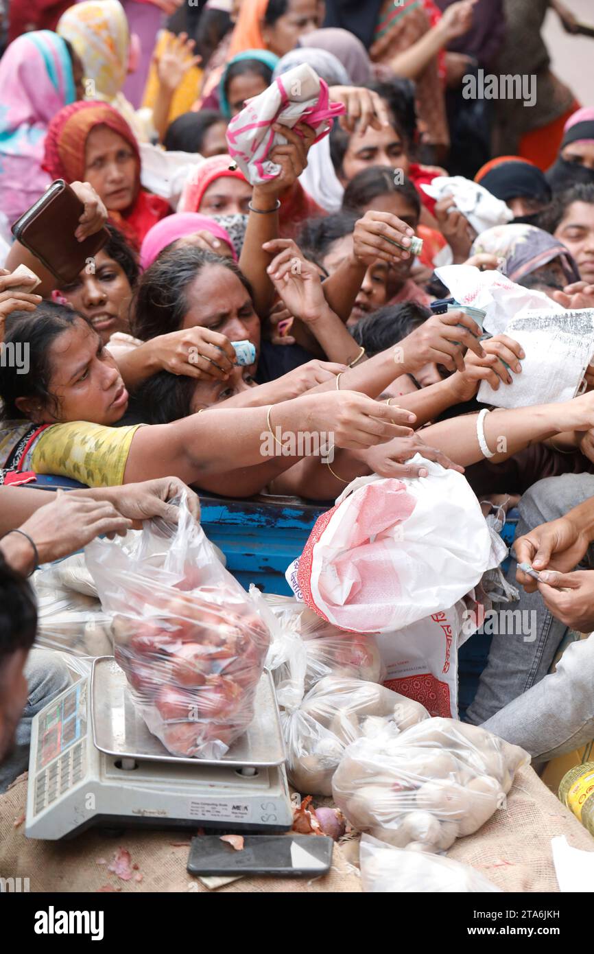 Dhaka, Bangladesh November 29, 2023 people flock to buy