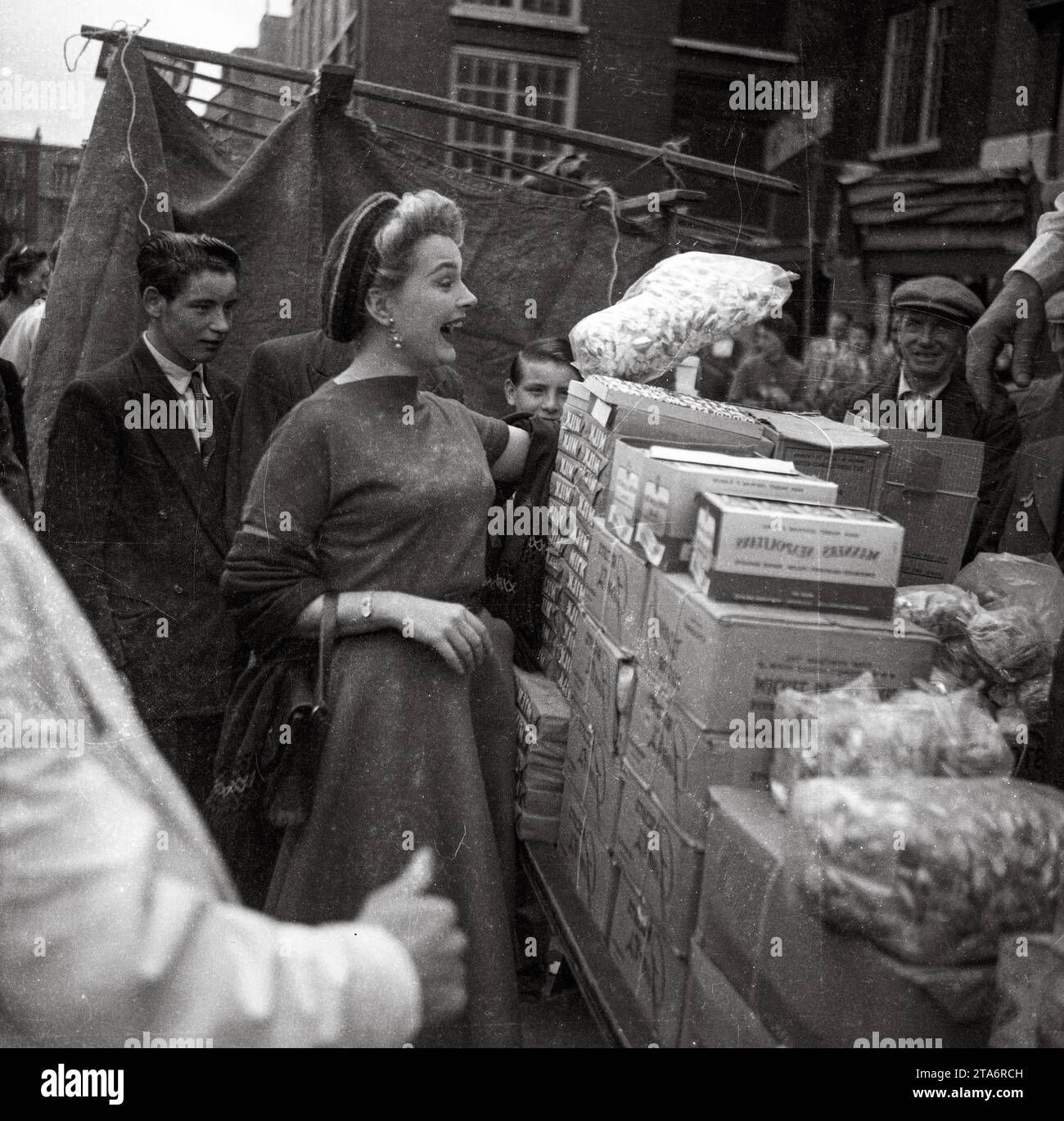 Hollywood actress Dolores Dorn visits Club Row Market in London's East End in the 1950s Stock Photo
