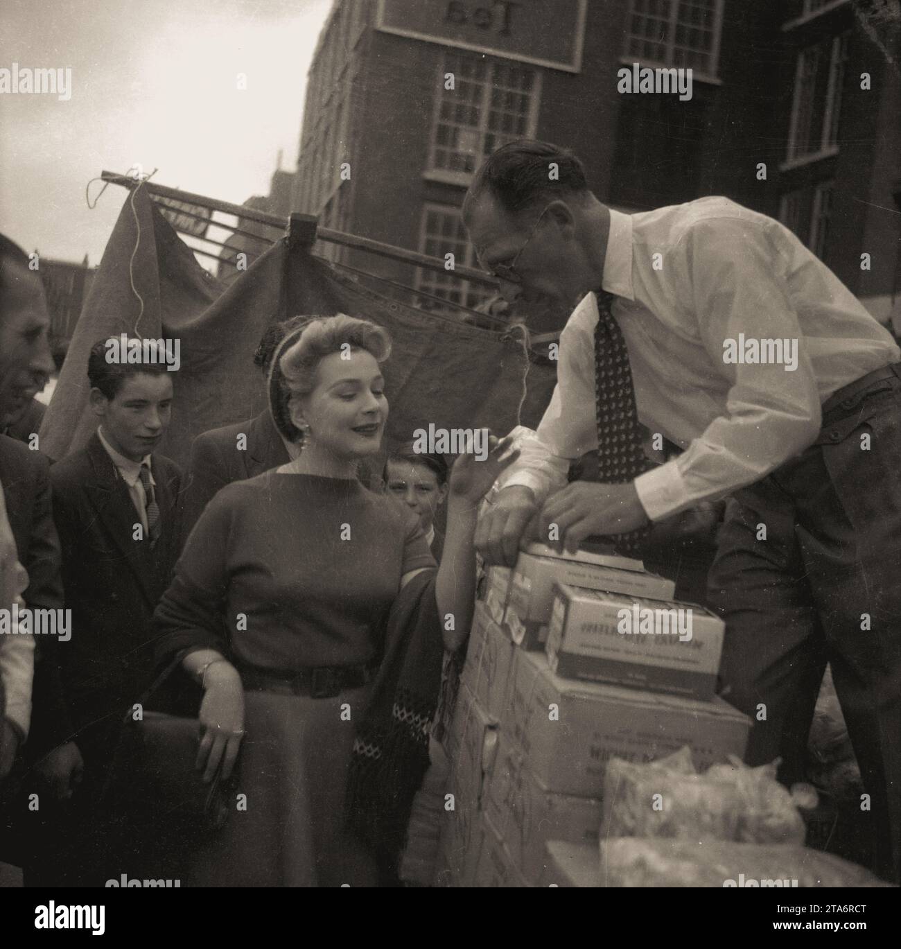 Hollywood actress Dolores Dorn visits Club Row Market in London's East End in the 1950s Stock Photo