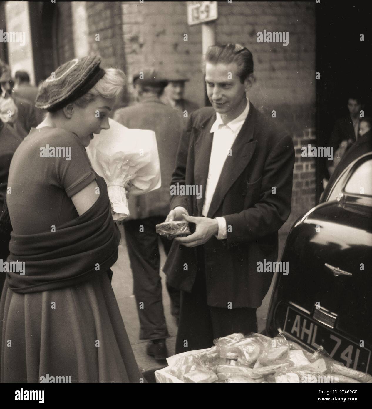 Hollywood actress Dolores Dorn visits Club Row Market in London's East End in the 1950s Stock Photo