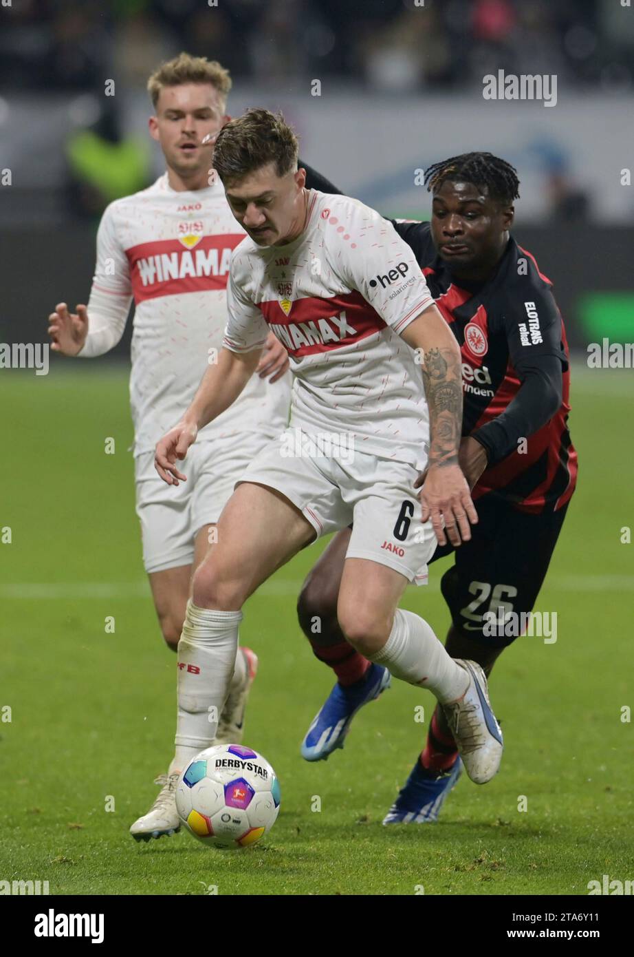 Angelo. Stiller (li). gegen. Eric Junior Dina Ebimbe. (re) fotografiert beim Fußball Bundesliga Spiel Eintracht Frankfurt gegen den VFB. Stuttgart am 25.11..2023 in Frankfurt. Stock Photo