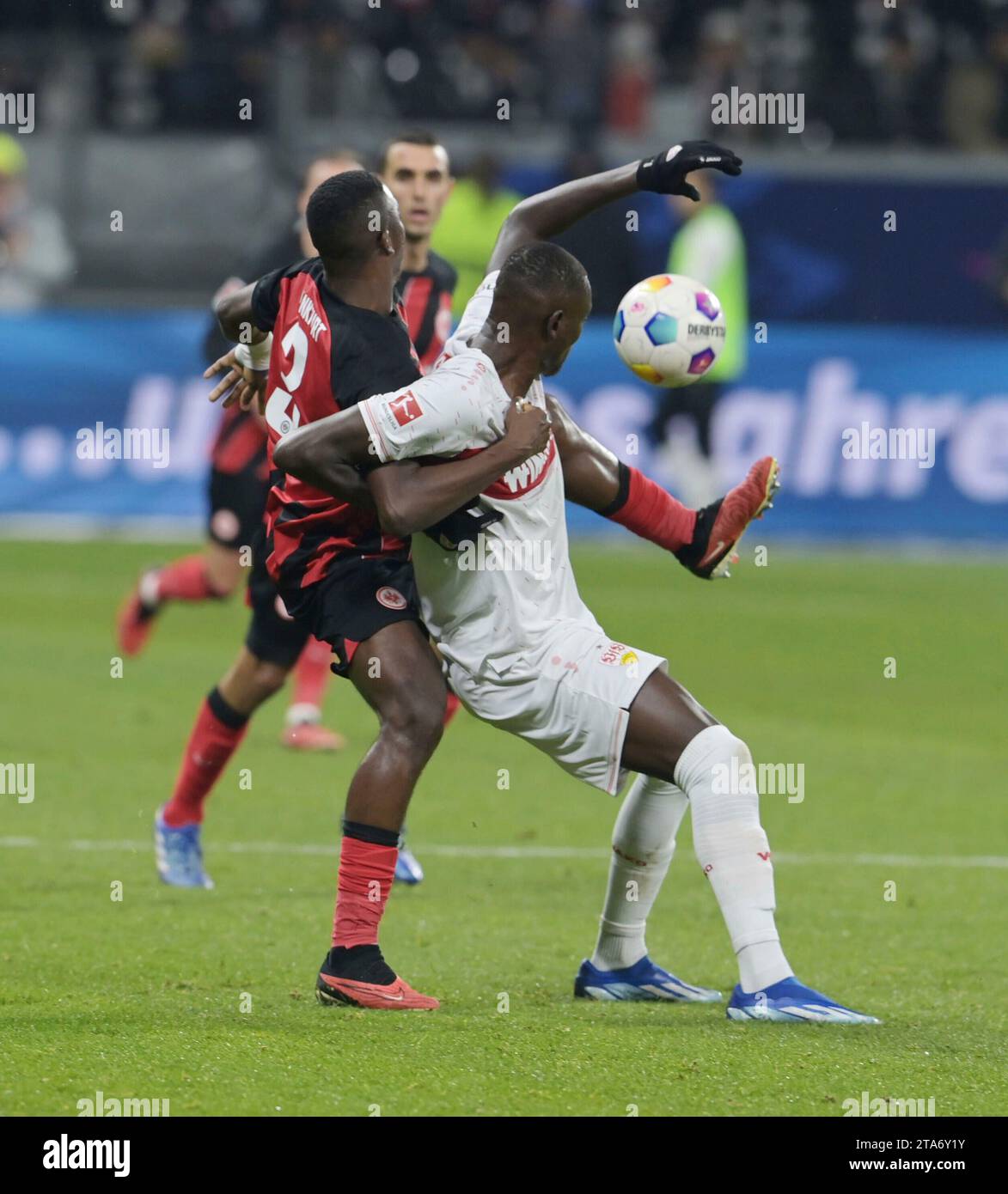 Frankfurt, Deutschland. 25th Nov, 2023. Serhou Guirassy (vo). gegen ...