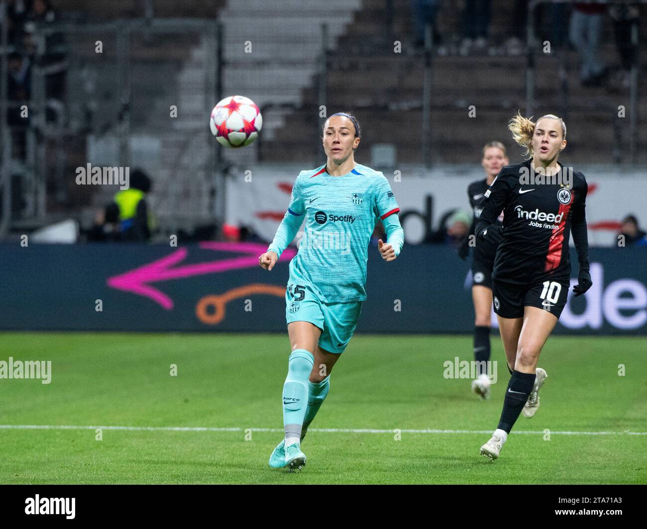 Lucy Bronze (FC Barcelona, #15) im Zweikampf mit Laura Freigang ...