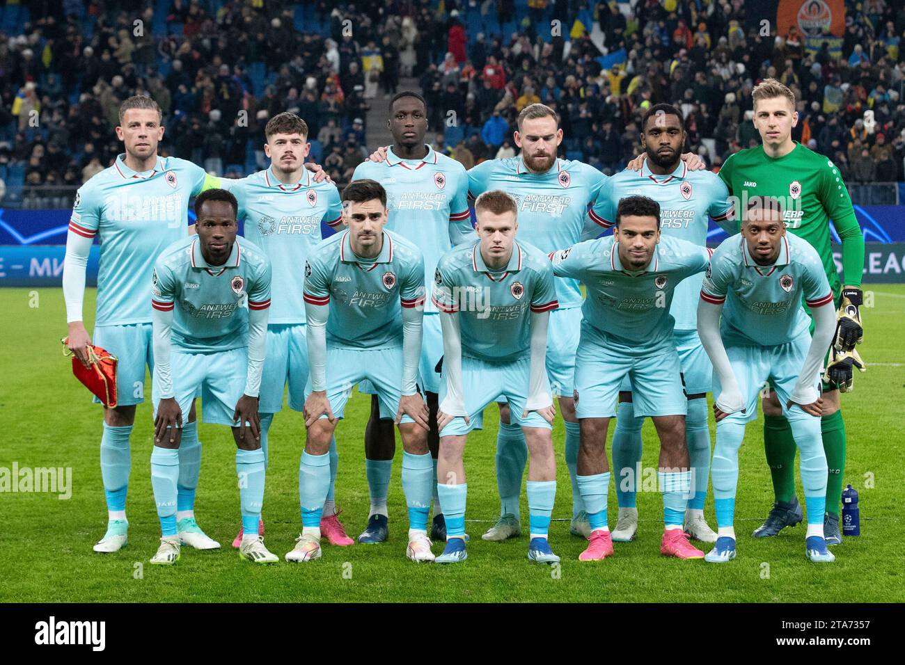 Hamburg, Deutschland. 28th Nov, 2023. Teamfoto von Royal Antwerpen UEFA ...