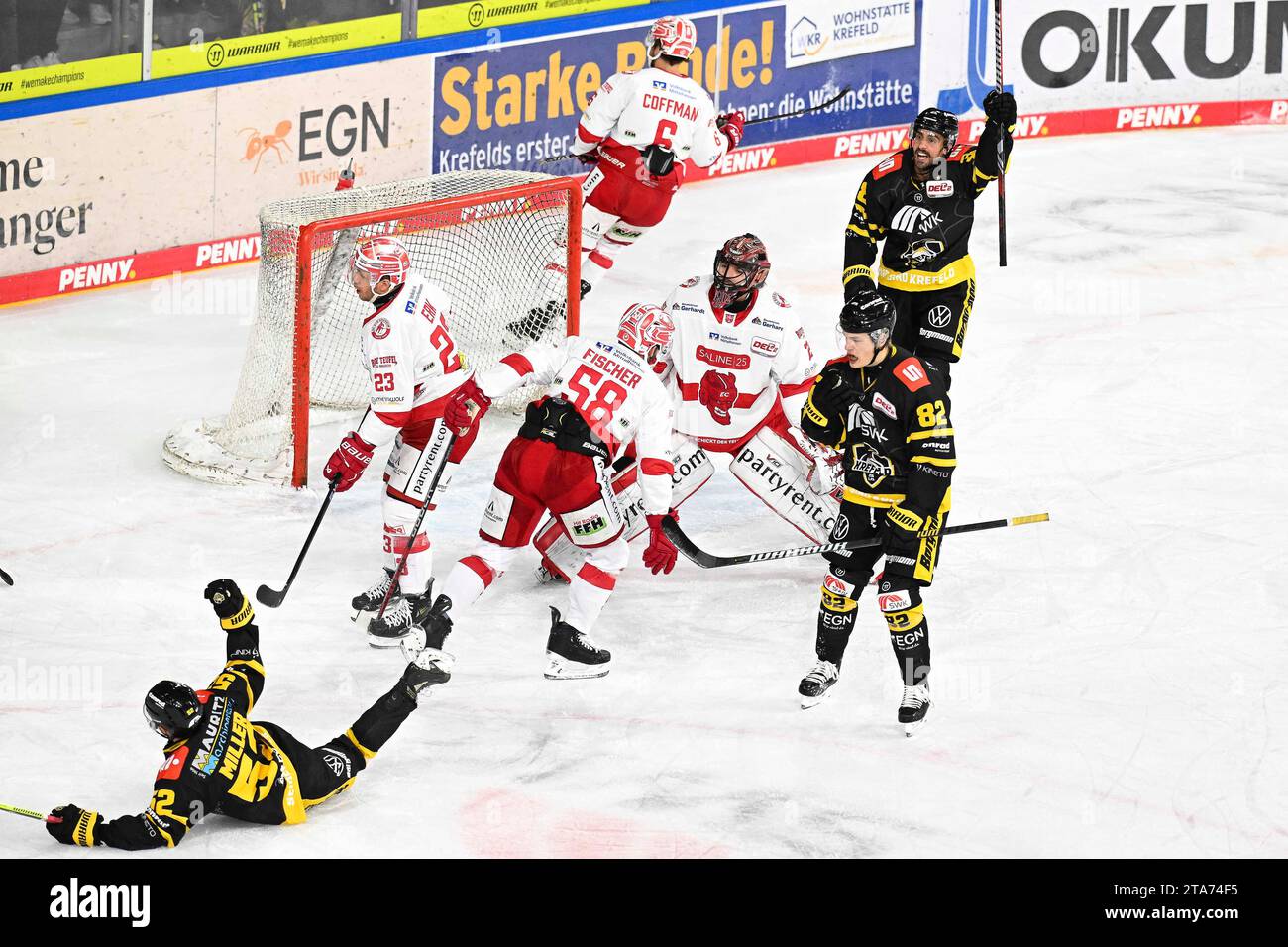Eishockey - DEL 2: Krefeld Pinguine vs EC Bad Nauheim am 28.11.2023 in der Yayla-Arena in Krefeld Krefelds Dennis Miller (Nr.52) bejubelt seinen Treffer zum 1:0 Foto: osnapix Stock Photo