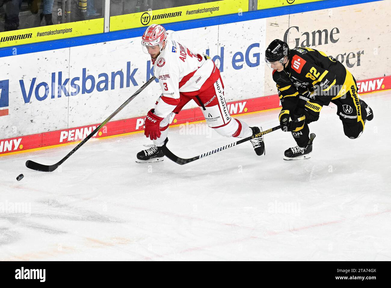 Eishockey - DEL 2: Krefeld Pinguine vs EC Bad Nauheim am 28.11.2023 in der Yayla-Arena in Krefeld Bad Nauheims Nick Aichinger (Nr.3) gegen Krefelds Alexander Ruuttu (Nr.82) Foto: osnapix Stock Photo