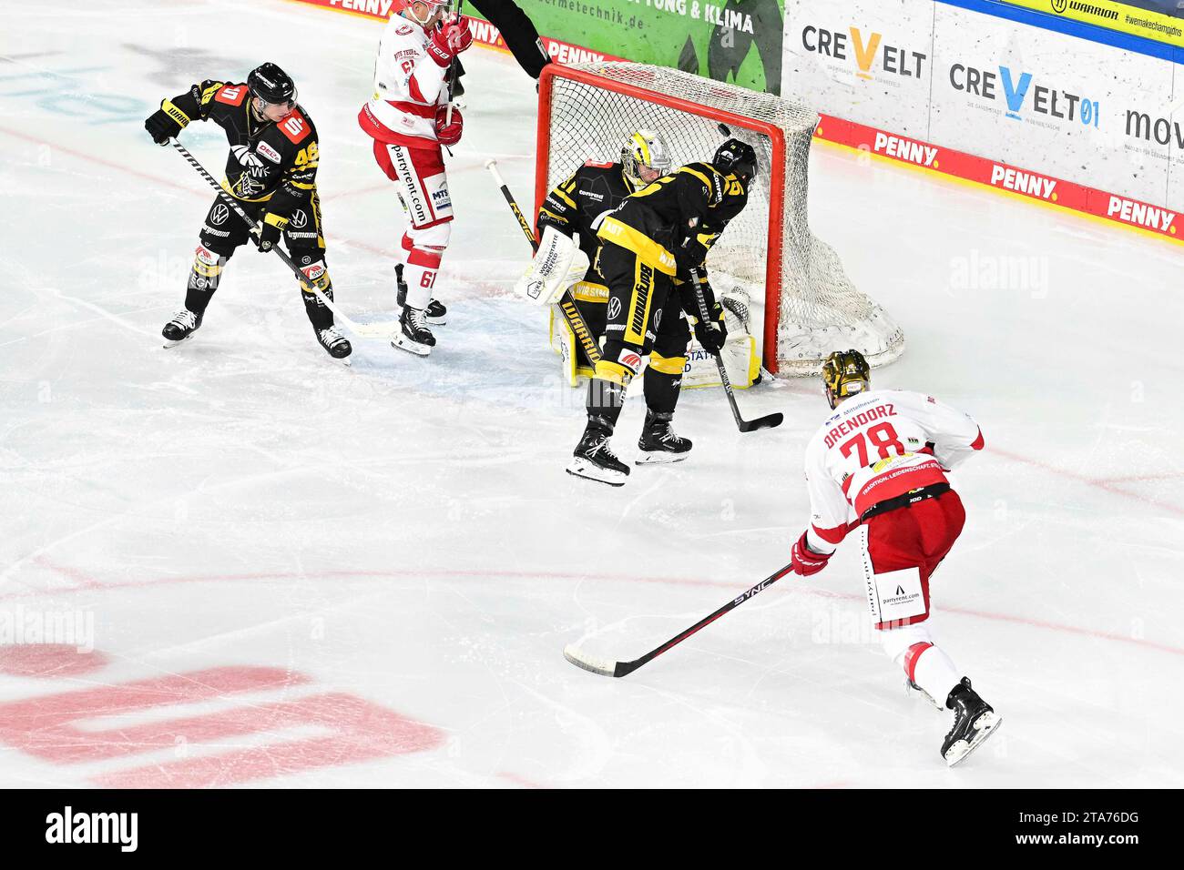 Eishockey - DEL 2: Krefeld Pinguine vs EC Bad Nauheim am 28.11.2023 in der Yayla-Arena in Krefeld Bad Nauheims Kevin Orendorz (Nr.78)trifft zum 2:3 Foto: osnapix Stock Photo