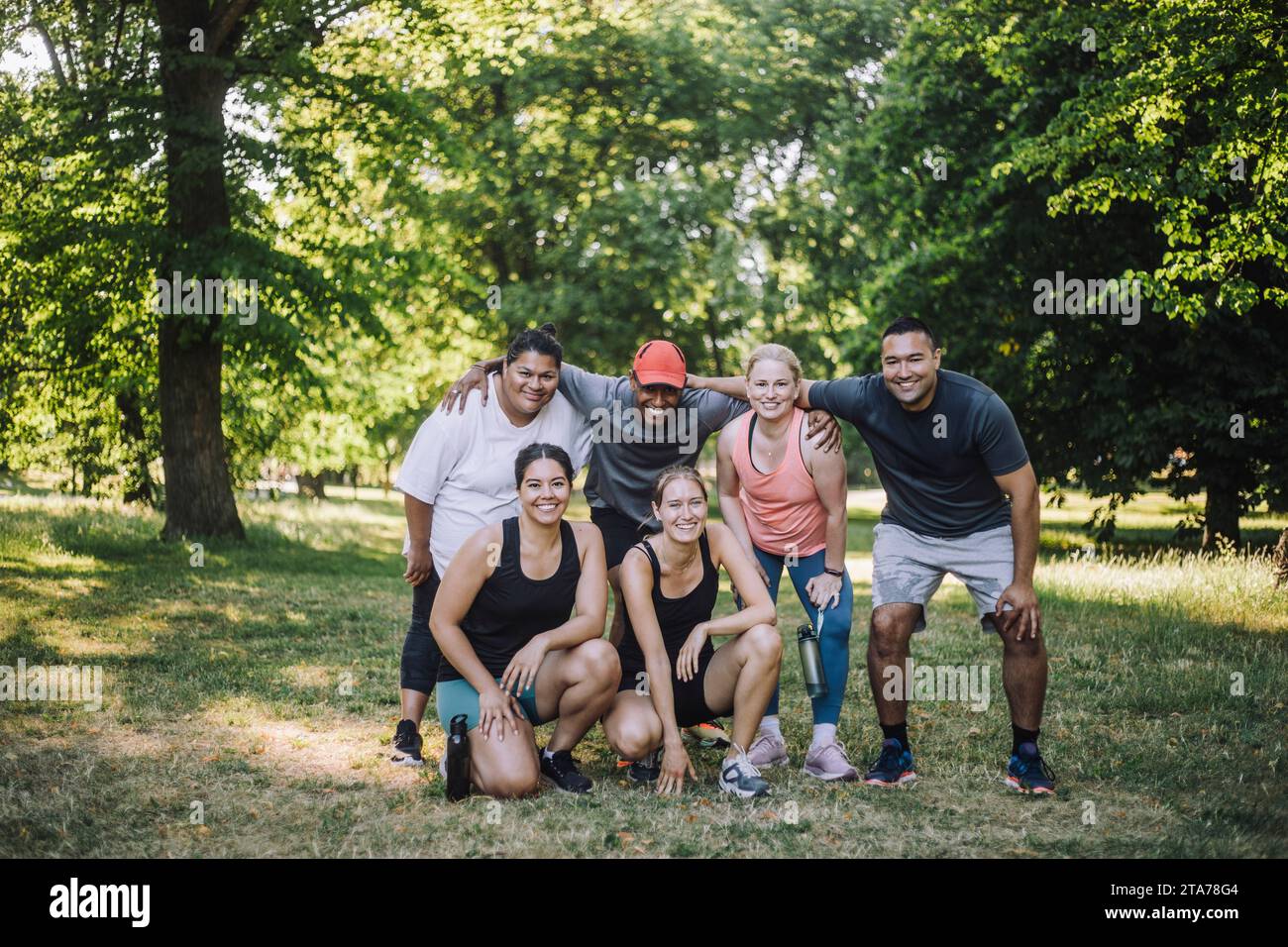 Group friends posing photo hi-res stock photography and images - Alamy