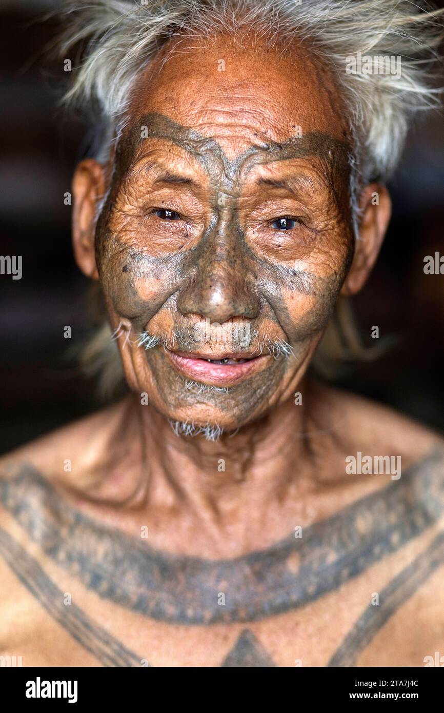 Last headhunters of the Konyak Naga: Fascinating portraits show elderly  warriors | Daily Mail Online