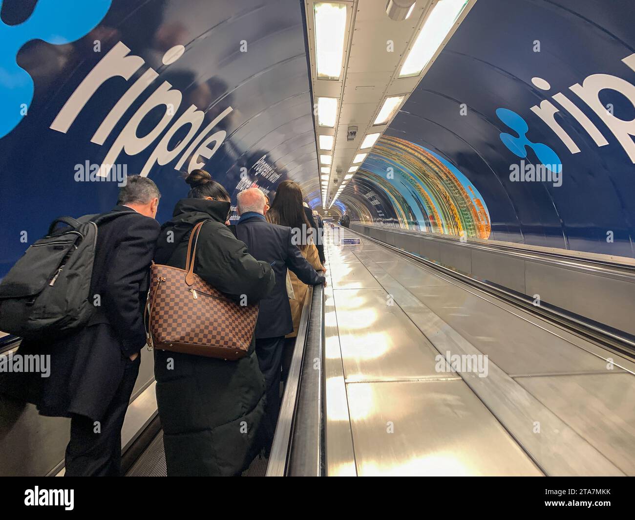 London UK 28th November 2023 Delayed Commuters And Passengers london-uk-28th-november-2023-delayed-commuters-and-passengers