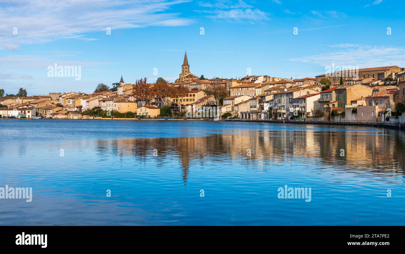 View of Castelnaudary with the Canal du Midi with its boats, from the quay of the Canelot, in Castelnaudary, in Aude, in Occitanie, France Stock Photo
