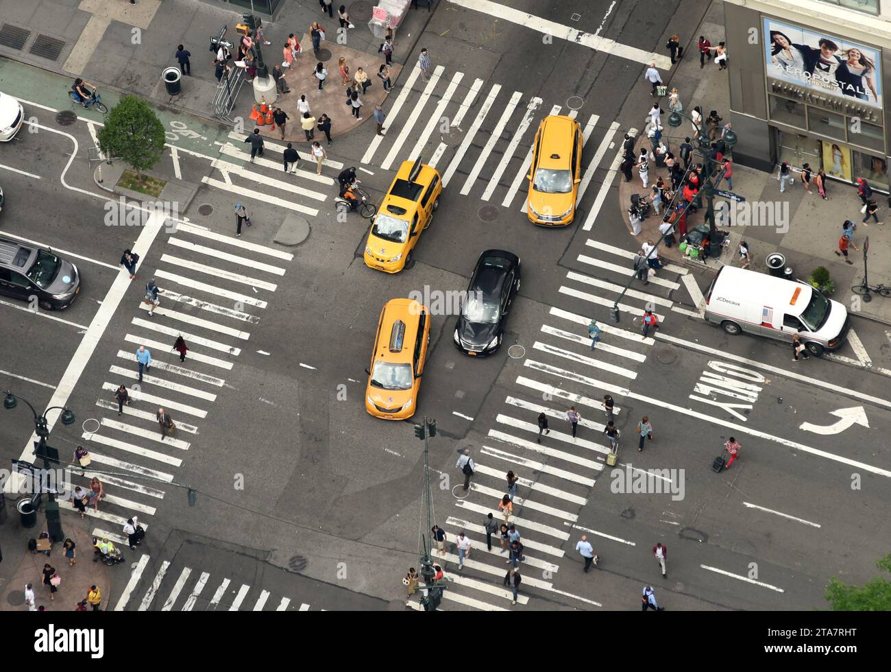 12インチ　ON A CROWDED STREET Busy crosswalk overhead hi-res stock photography and images