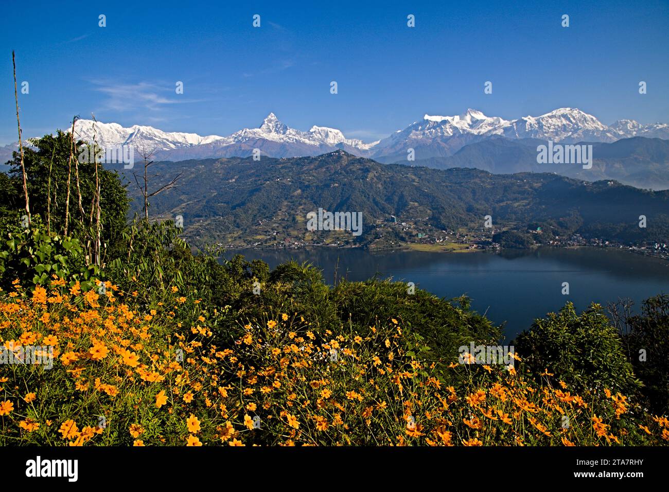 Himalayas mountain range lake hi-res stock photography and images - Alamy