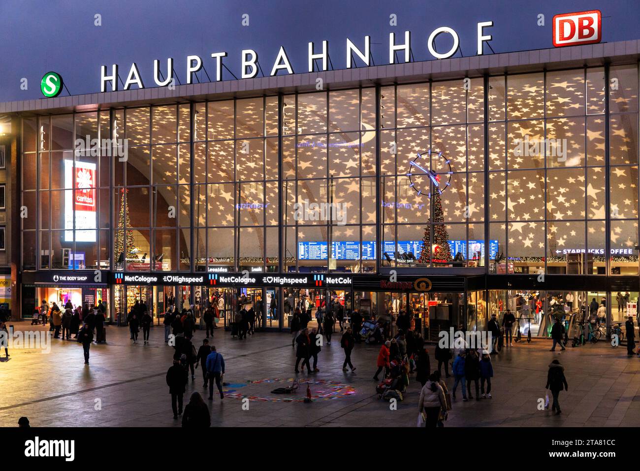 the central station during Christmas time, Cologne, Germany. der Hauptbahnhof waehrend der Weihnachtszeit, Koeln, Deutschland. Stock Photo