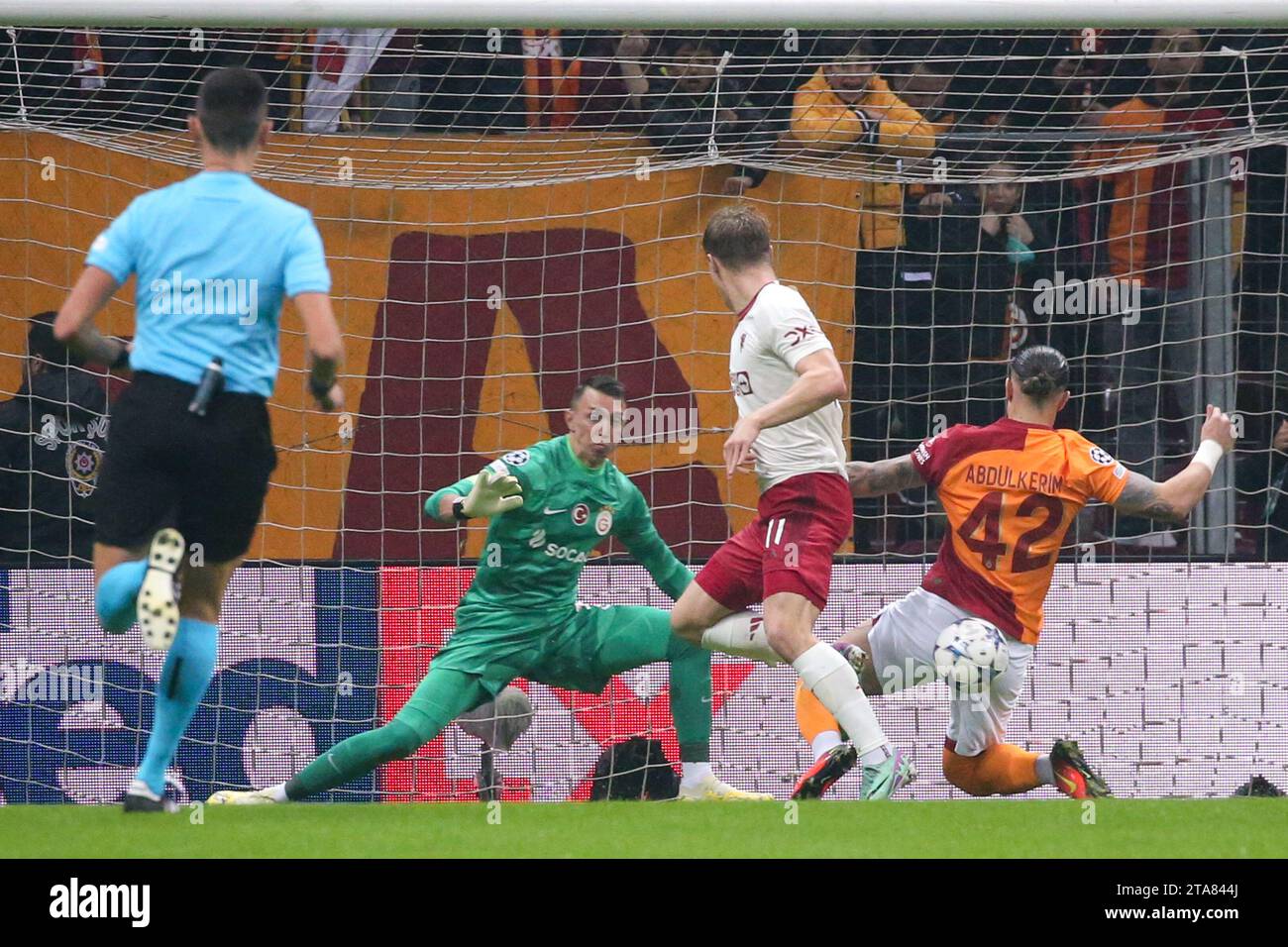 Istanbul, Turkey. 29th Nov, 2023. ISTANBUL, TURKEY - NOVEMBER 29: Fernando Muslera of Galatasaray AS, Rasmus Højlund of Manchester United and Abdulkerim Bardakci of Galatasaray AS during the Group A - UEFA Champions League 2023/24 match between Galatasaray A.S. and Manchester United at the Ali Sami Yen Arena on November 29, 2023 in Istanbul, Turkey. ( Credit: BSR Agency/Alamy Live News Stock Photo