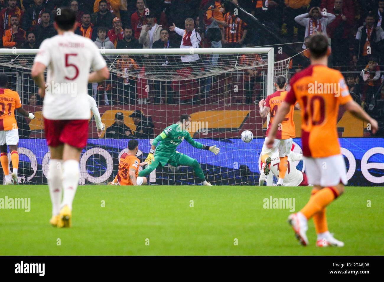 Istanbul, Turkey. 29th Nov, 2023. ISTANBUL, TURKEY - NOVEMBER 29: Scott McTominay of Manchester United scores the team's third goal against Fernando Muslera of Galatasaray AS during the Group A - UEFA Champions League 2023/24 match between Galatasaray A.S. and Manchester United at the Ali Sami Yen Arena on November 29, 2023 in Istanbul, Turkey. ( Credit: BSR Agency/Alamy Live News Stock Photo