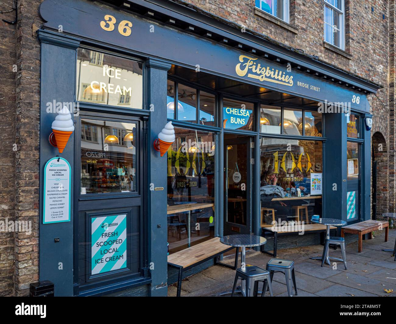 Fitzbillies Cambridge - Fitzbillies Cake Shop and Cafe Bridge Street Cambridge - Fittzbillies is famous for its Sticky Chelsea Buns Stock Photo